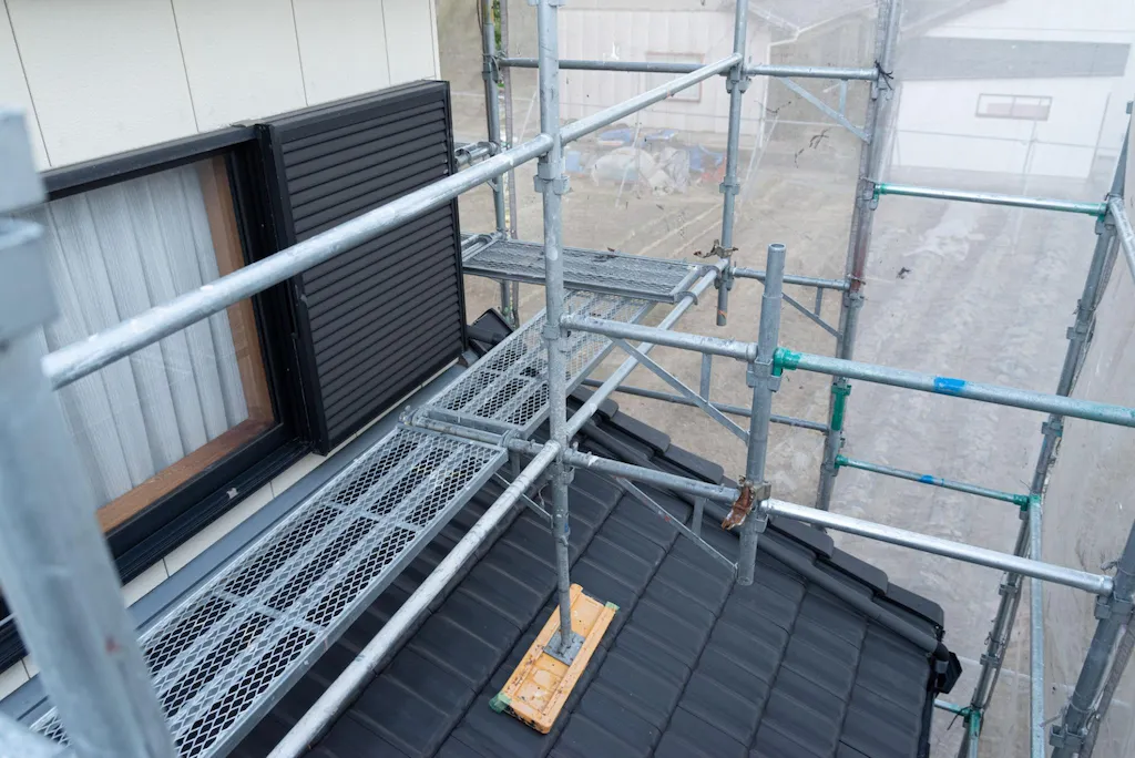 Scaffolding platform setup on residential roof for exterior work in Downey CA by Downey Scaffolding Rental